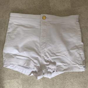 Vita shorts som jag säljer pgr av att de är för små