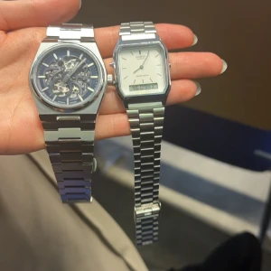 Klockor  - Två olika klockor, kom med bud