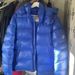Moncler Maya Jacka - Hej! Säljer nu en Moncler Maya Jacka i storlek 2 (M). Köpt på Nk i vintras alltså finns kvitto och alla tillbehör. Sparsamt använd skick:9/10. Nypris:16000kr. Mitt pris:7499kr. Hör av dig vid funderingar. Hörs snart!