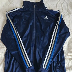 Adidaströja - Adidaskofta med dragkedja och fickor. Nyskick:) Väldigt bekväm och skönt material😊