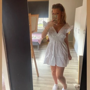 Studentklänning  -  Studentklänning i storlek 38. Säljer för den är för stor för mig. Kommer va så fin strykt!!   Säljer även fler studentklänningar!💕