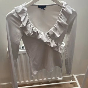 Vit långärmad tröja  - Vit långärmad tröja med Volanger V-skurad  Storlek S men sitter som XS