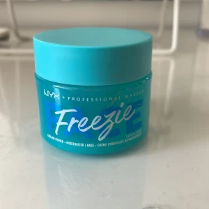 Nyx freezie primer - Säljer min nyx primer då den inte funkade för mig, som man ser på bilden så är den testad ca 3 gånger💕 har endast använt med en lite skopa, så har inte tagit i den! Skriv vid fler frågor❤️