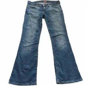 Så snygga blåa lågmidjade jeans från märket Big Star! Midjemått 82cm Innerbenslängd 74cm 