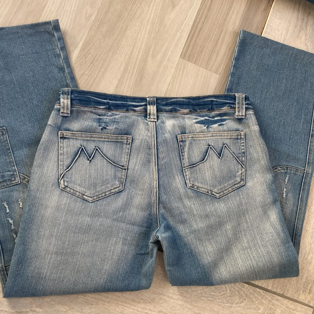 Så snygga lågmidjade bootcut jeans med coola fickor och detaljer! Fint söm och dem sitter så snyggt💝. Jeans & Byxor.