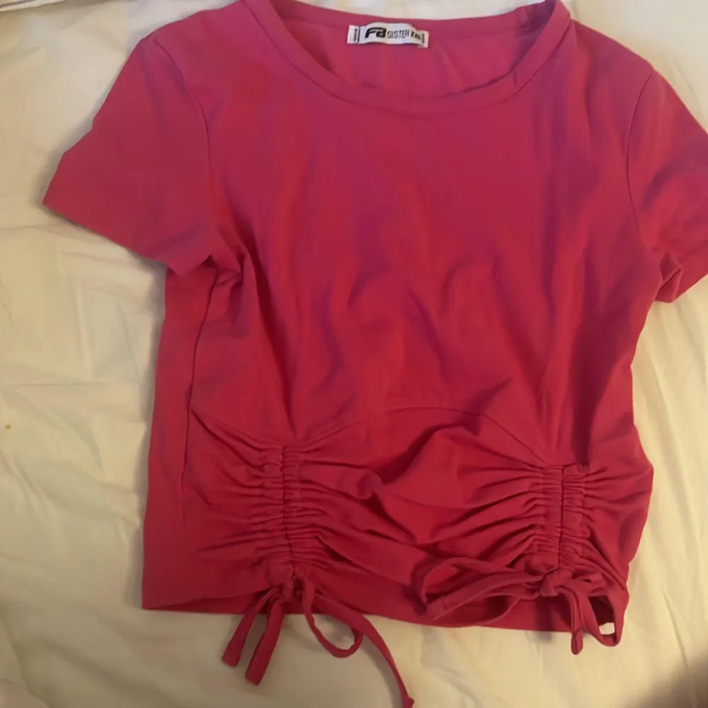 Hej! Nu säljer jag min rosa t-shirt från new yorker. Använd fåtal gånger. Nypris: 80kr. Mitt pris: 25kr. Köparen betalar frakten. . T-shirts.