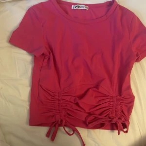Rosa t-shirt  - Hej! Nu säljer jag min rosa t-shirt från new yorker. Använd fåtal gånger. Nypris: 80kr. Mitt pris: 25kr. Köparen betalar frakten. 