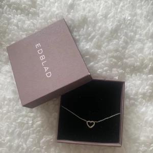 Silver halsband från Edblad 💖 - Supergulligt halsband i äkta silver från Edblad med ett litet hjärta. Jättefint och har knappt använt det. Fint skick har dock en pytteliten knut på kedjan men den är så lite att den knappt märks (se bild) Går säkert att få bort om man försöker 💕💕