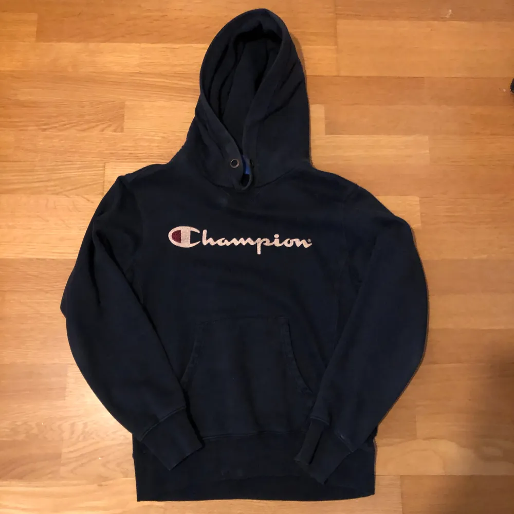 Mörkblå äldre champion hoodie med använd wash.. Hoodies.