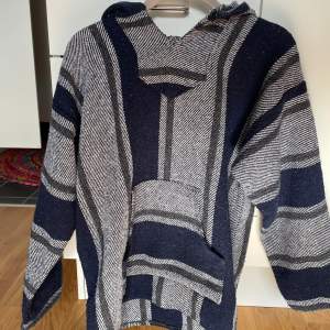 Mörkblå randig och varm bohemisk tröja med luva. Väldigt bekväm men är köp i andrahand så den är lite nopprig (se sista bilden).