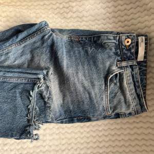 Snygga jeans som är boyfriend/mom fit! Midhöga och supersnygg tvätt, köpta secondhand! 🌸