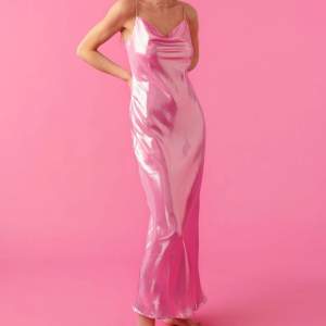 Underbar rosa maxiklänning från Gina Tricot i nyskick. Storlek 36. Slutsåld på hemsidan 💕