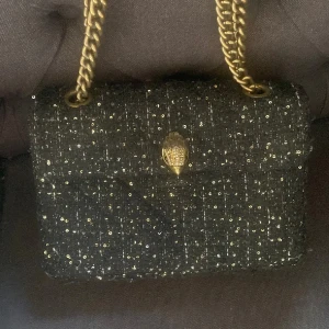 Kurt Geiger väska  - Säljer denna då jag tröttnat! Väl använd men fortfrande jätte fin osv🩷🩷 skriv för frågor 