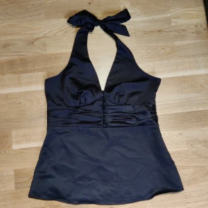 Svart topp - Den är liten i storlek, storlek XL men mer som M/L. Helt oanvänd med prislapp kvar (se bild).  Nypris: 200kr Märke: Vila Säljs då den inte kommer till användning.