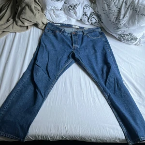 Jack and Jones chris/loose - Hej ja säljer nu mina mörkblåa Jack and Jones jeans det är loose/chris. Har bara använt dom 3 gånger, väldigt sköna att ha på sig. Köpte dom för 600kr. Tänkte sälja de för 400kr pris kan dock diskuteras!