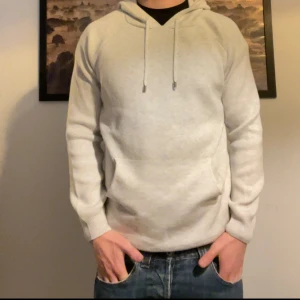 Hoodie Akryl - Hoodie i akryl, fint material  Storlek M  Aldrig använd