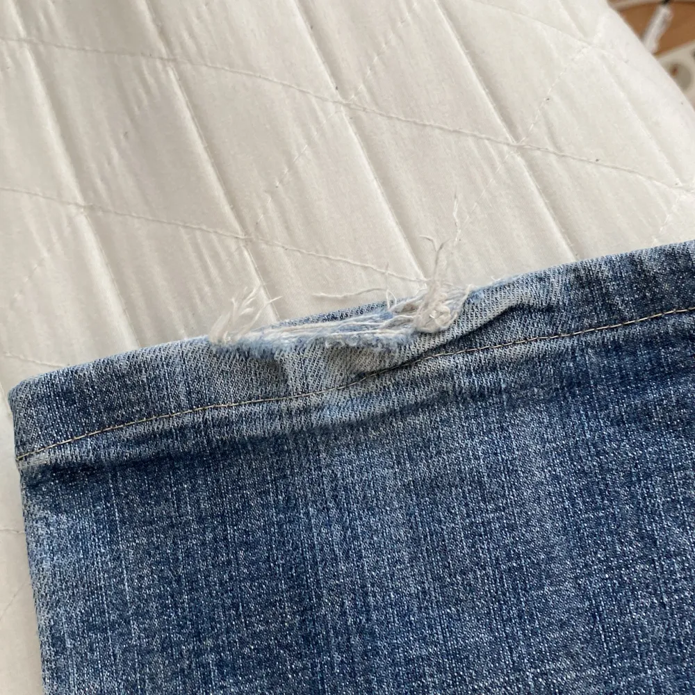 Säljer dessa skit snygga lågmidjade jeans i storleken 29. Midjemått: 36cm, innerbenslängd: 74cm. Från Big mantis, men köpta second hand. Skicket är inte som nytt men ändå väldigt bra, de är lite slitna nere vid fötterna.💕. Jeans & Byxor.