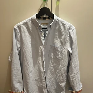 Burberry skjorta - Tjena! Vi säljer nu denna riktigt feta Burberry skjortan // Skick 9/10 använt skick // Nypris: 6000 Vårt pris: 799 // Vid frågor kom pm🙌