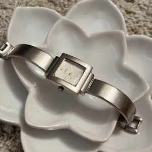 Klocka - Liten gullig silver klocka Vet inte om den funkar då jag inte bytt batteriet, men söt oavsett bara som smycke💓