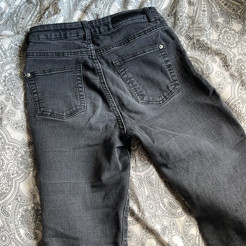 säljer dessa jeans då dom inte kommer till användning 💕 strl 158 men passar mig som är 153 🥰 en liten tråd har gått upp på ena låret! 💕. Jeans & Byxor.
