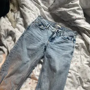 Säljer dessa jeans från Gina tricot då de blivit för små för mig, knappt använda!  Har tyvärr ingen bild på då de är för små och jag inte får på dom!