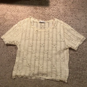 T-shirt - T-shirt med mönster och sol ör lite genomskinlig 