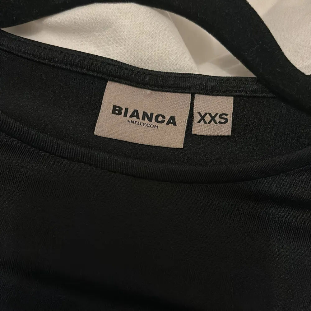 Bianca x Nelly tshirt body i storlek xxs som sitter åt🖤. T-shirts.