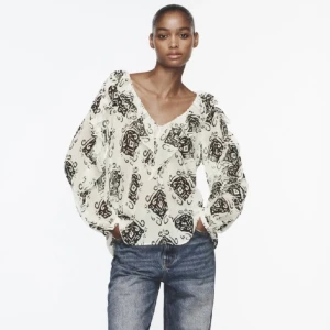 Zara sommarblus ❤️ - Säljer min super fina blus då jag inte hittar användning för den❤️❤️ använt ca 5 gånger så i nyskick. Skriv privat för fler bilder🐝💛