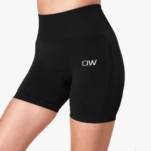 ICIW shorts - Som nya!! Med gummi på insidan av benen så att de inte rör sig och blir obekväma 🤩 nypris 249kr