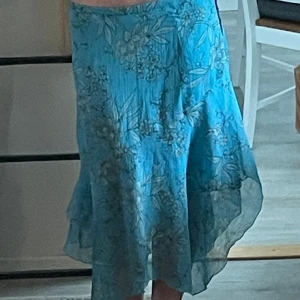 Y2k midikjol stl M Lindex - En midikjol från Lindex i storlek M med assymetrisk cut. Jättefint skick. Skicka gärna meddelande vid frågor. Jag är 171 cm lång. Tack för titten!