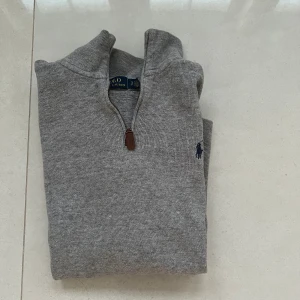 Polo Ralph Lauren zip - Säljer denna snygga polo Ralph Lauren zipen i storlek S. Tröjan är i nyskick och har inga fläckar eller liknande