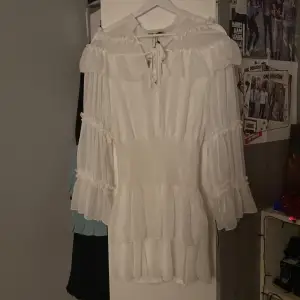 säljer denna jättevackra studentklänning från boohoo, ny med lappar kvar så i totalt nyskick🥰 (andra bilden är lånad)