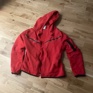 Nike Tech fleece  - Nike tech flecee röd anstånds inte köptes för 1,1 tusen 👍🏼äkta pris kan diskuteras 