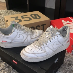 Af1 supreme  - Inte de bästa skicket  Får med lådan+röda Supreme snören  Nypris ligger på ksk 2800-3000