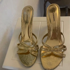 Klackar - Superfina guldiga klackar!❤️‍🔥de har låg klack och är superfina, men passar tyvärr inte mig längre. Storlek 36. Pris kan diskuteras! De är i fint skick!