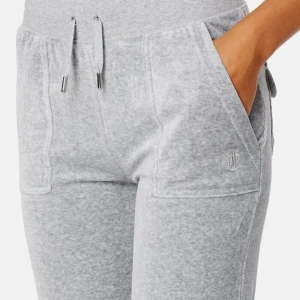 Grå juicy couture mjukisbyxor 370kr - Använda. Säljer billigt då dom inte passar längre och för att dom är använda. (Metall detalj på snöre saknas) 