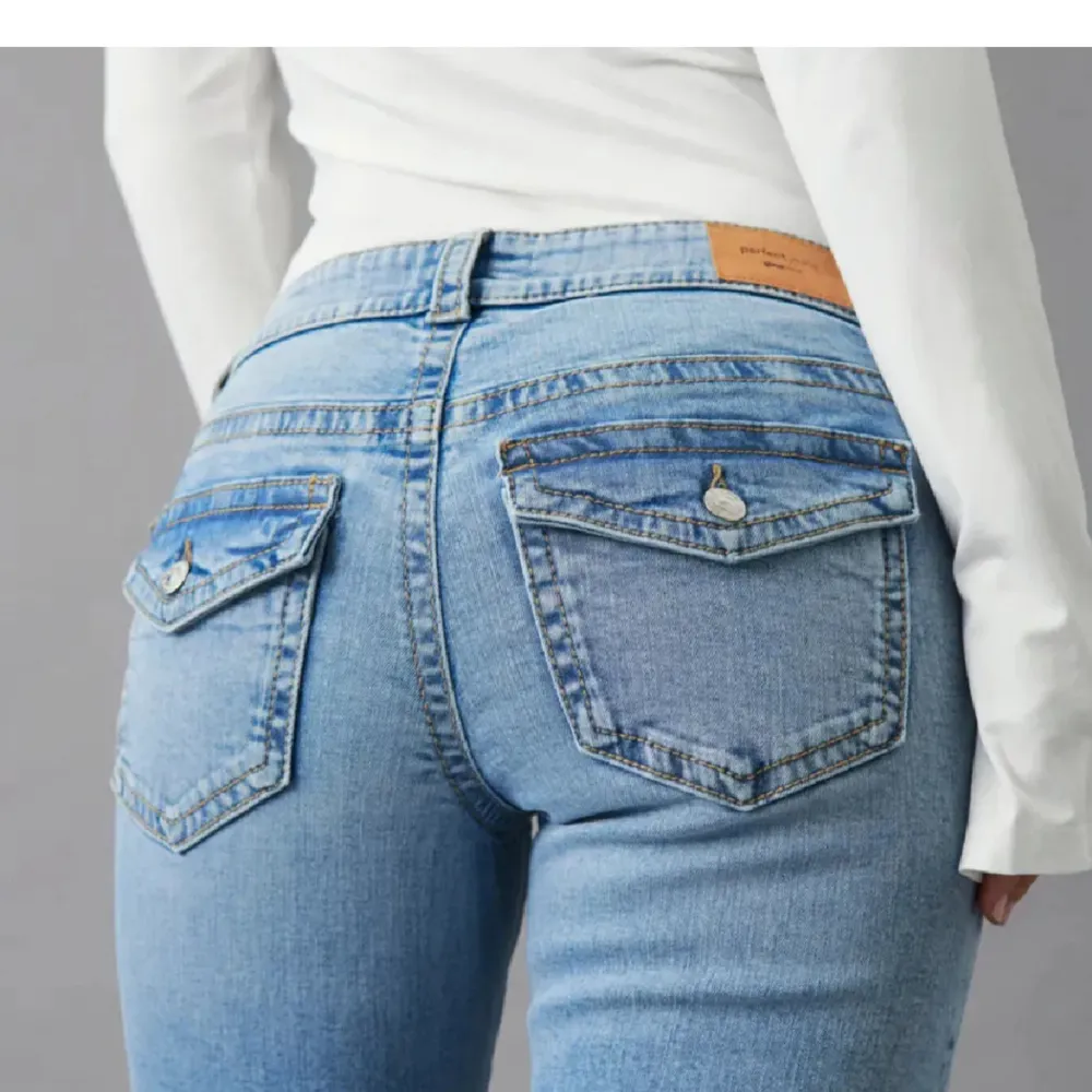 Jättesnygga jeans från Gina tricot, använda endast en gång och i superbra skick! Säljer då de är lite stora för mig💕skriv privat för egna bilder. Köpta för 500 Priset kan diskuteras 💕. Jeans & Byxor.