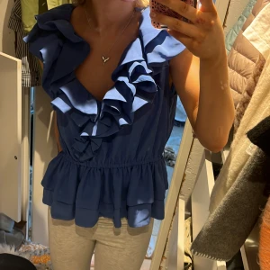  volang blus / topp -  jättefin volang blus från hm i strl L,40💘 passar även m/38 och s! Jag har xs/s o den sitter lite löst på mig men funkar!  🩷 många intresserade så passa på!!! Perfekt till sommaren och svår att få tag på 🩷