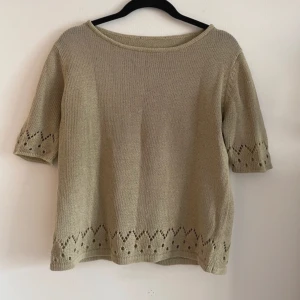 Stickad T-shirt💖 - Jättefin unik stickad T-shirt i khaki färg!😍 väldigt fint skick, använd gärna köp nu 