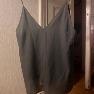 Grått linne - Fint grått linne i storlek 42! Använt mycket där av sista bilden men det syns inte när den sitter på 🩶