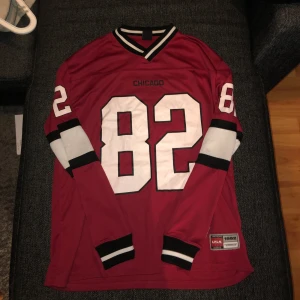 Sport tröja - Röd sport tröja🙌 Bra skick. Inte använd på länge. Loose passform. 