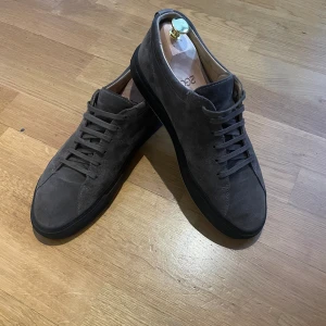 Cqp skor 👞  - Snygga skor i storleken 41 och de är stora i storleken, mkt bra Skick. Handgjorda i Portugal av italienskt läder. Om du vill ha fler bilder eller mer information  så fråga bara. MVH Theodor  Obs skoblock medföljer ej.