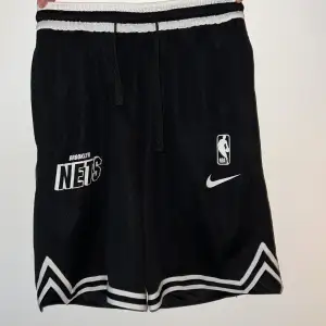 Jättefina shorts från nike x nets, perfekt till sommaren med en basic svart eller vit tshirt. Två fickor och en sidoficka med dragkedja!💣