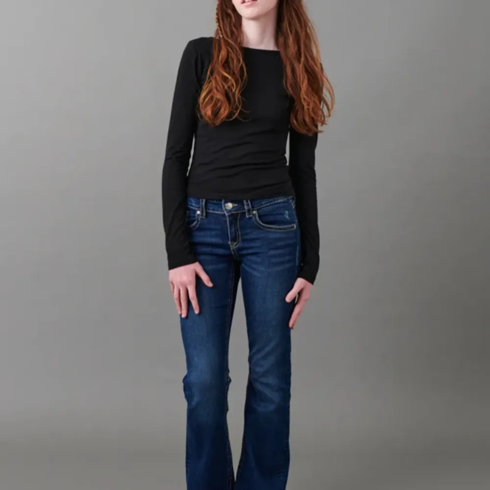 Säljer dessa jätte fina jeans från Gina Tricot. Är helt nyköpta. Inga fläckar. Liknar true religion jeans. Pris kan diskuteras och kan jätte gärna skicka bild på hur det ser ut! Köparen står för frakten såklart. 🩷. Farkut & Housut.