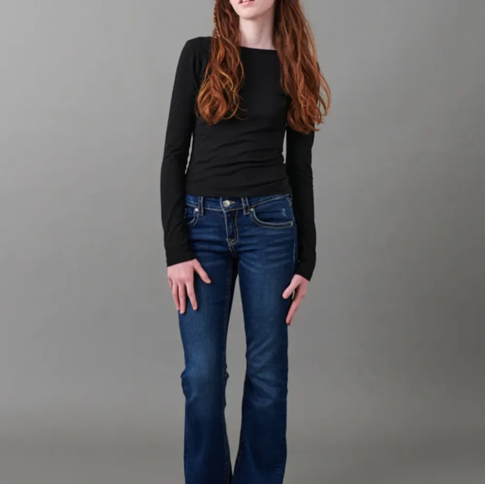 Säljer dessa jätte fina jeans från Gina Tricot. Är helt nyköpta. Inga fläckar. Liknar true religion jeans. Pris kan diskuteras och kan jätte gärna skicka bild på hur det ser ut! Köparen står för frakten såklart. 🩷. Jeans & Byxor.