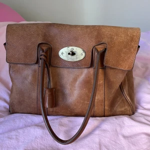 Mulberry Bayswater  - Vintage Mulberry Bayswater väska. Väldigt snygg och tidlös! Tydligt använt skick men inga trasiga sömmar eller dragkedjor.  Äkta men har inga kvitton då den ärvdes genom familjen för 10 år sen. Har fler bilder på detaljer. Nypris ca 16 000kr