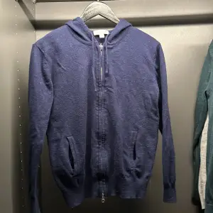 Zip Kashmir hoodie i storlek xs. Den är använd få gånger och är i hyfsat bra skick men lite nopprig. Säljs på grund av att den är för liten för mig 