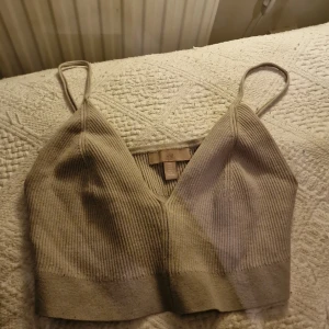 HM topp - Cute "bralette style" top from hm. Selling because its a bit big for me. Its a EU large but since it fit well on me (a xs) id say its more of a medium.
