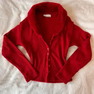 Jättesöt röd långärmad tröja med pälskrage ❤️ Längd: ~46cm, Axlar: ~38cm, Ärmlängd: ~41cm