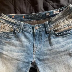 Säljer ett par low waist straight jeans från Miss Me. 